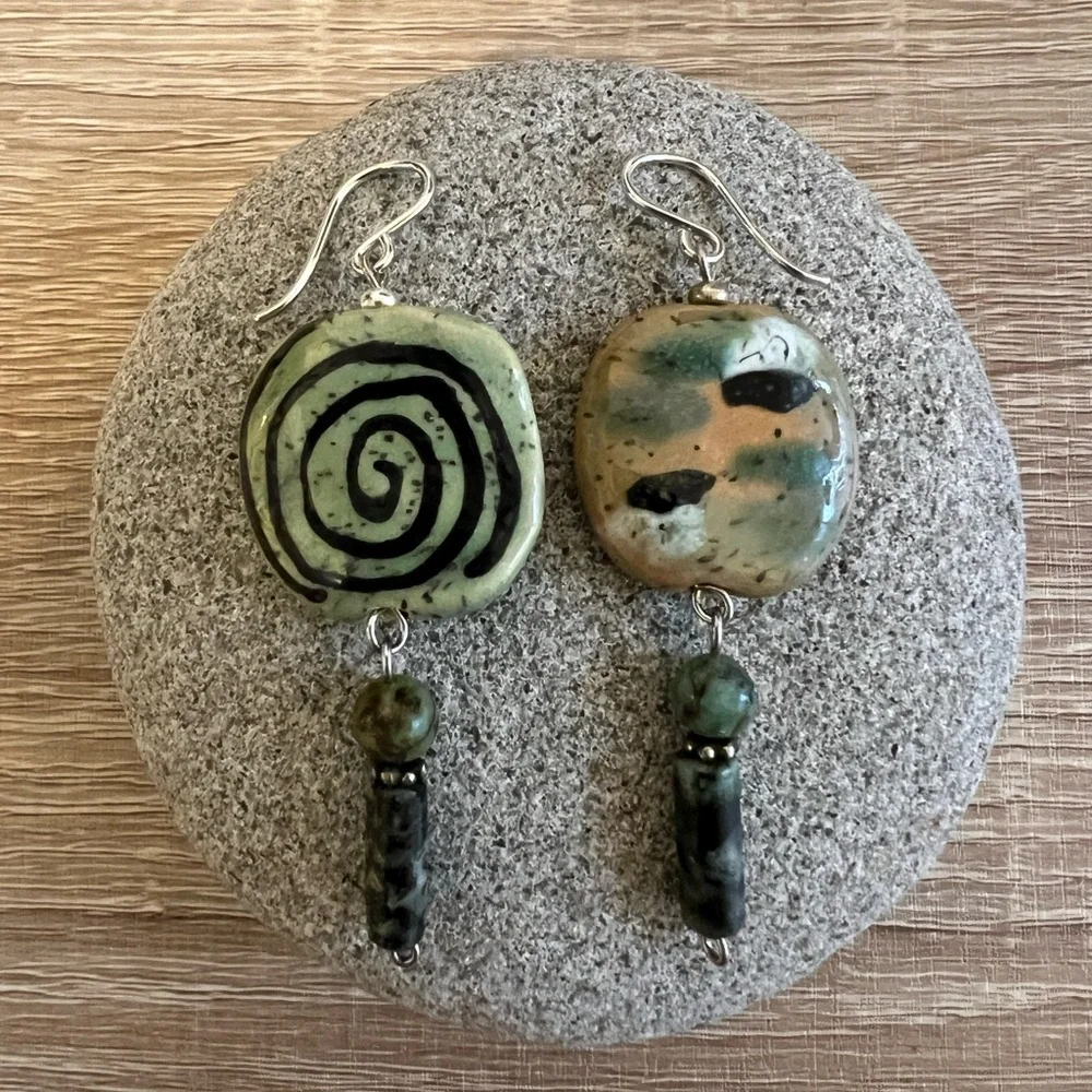 Kazuri bead earrings. - Picture 1 of 3